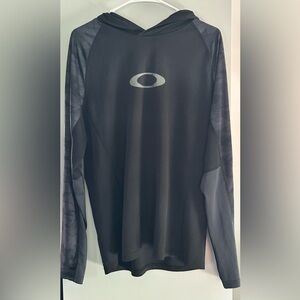 Oakley - Men’s Agility Hooded Shirt - Long-Sleeve - Size Large - Pre-Loved